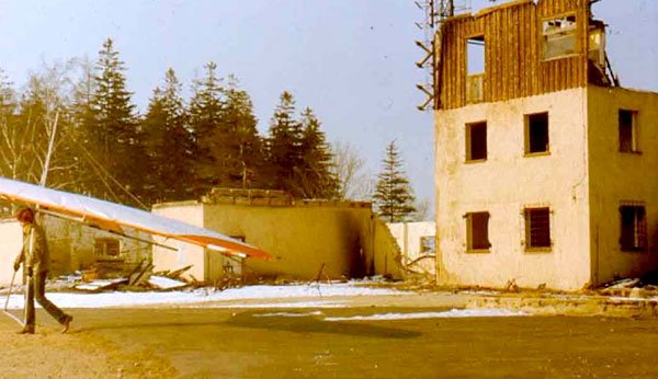 Rok 1984: zgliszcza po pożarze na szczycie Szybowcowej.