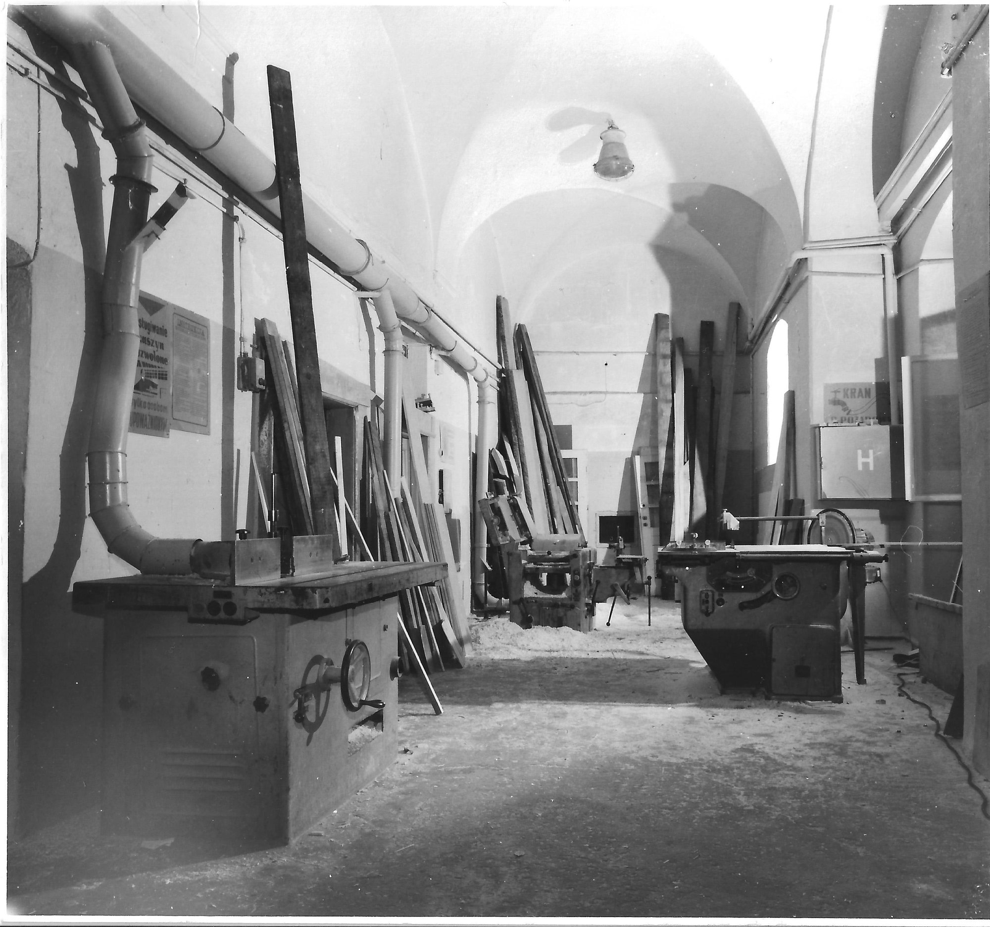 Stolarnia Uzdrowiska Cieplice w budynku dawnej prepozytury cystersów (dzisiaj jest tu wystawa geologiczna Muzeum Przyrodniczego)/fot. Archiwum Muzeum Przyrodniczego w Jeleniej Górze