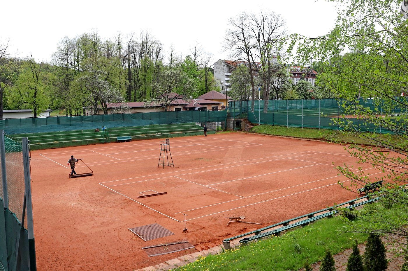 przygotowuja-korty-tenisowe-87123