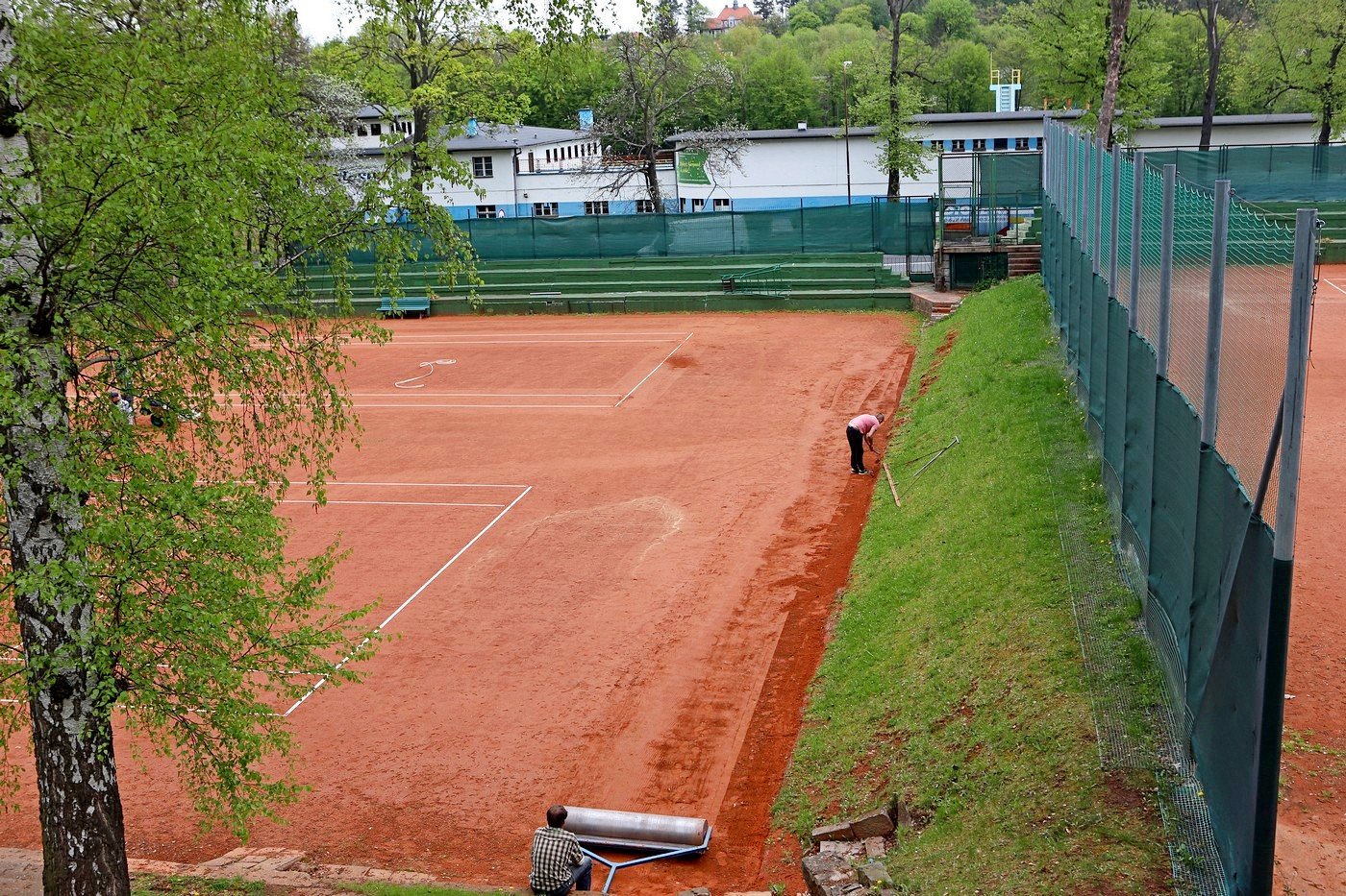 przygotowuja-korty-tenisowe-87123
