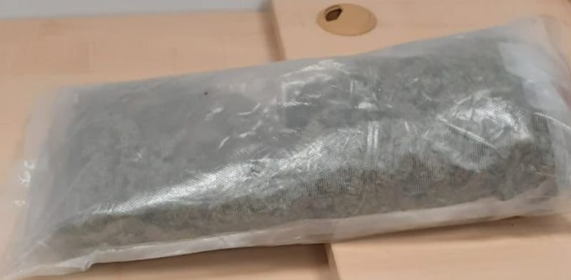 kierujacy-ucieka-bo-mia-duze-ilosci-marihuany-87218