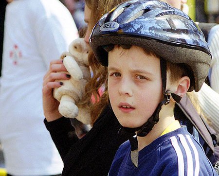 Jacek Sałaputa radzi wszystkim rowerzystom zakładanie kasku.