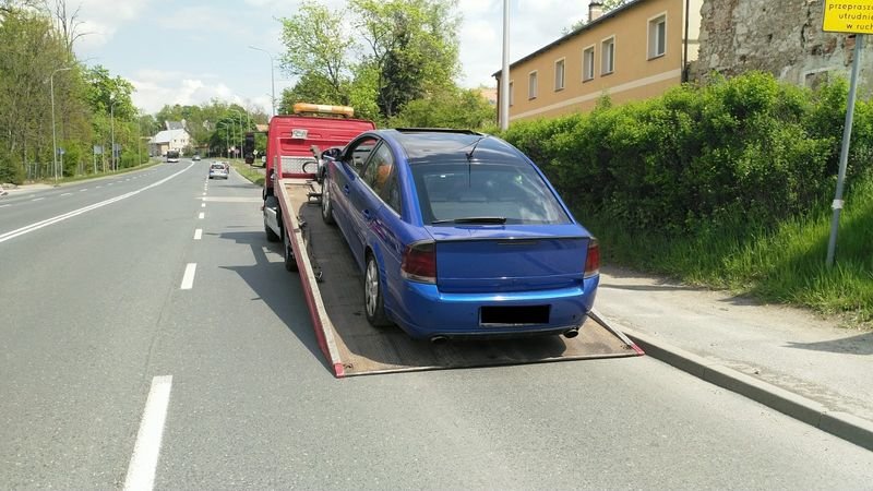 pirat-poniesie-kare-samochod-trafi-na-parking-87302