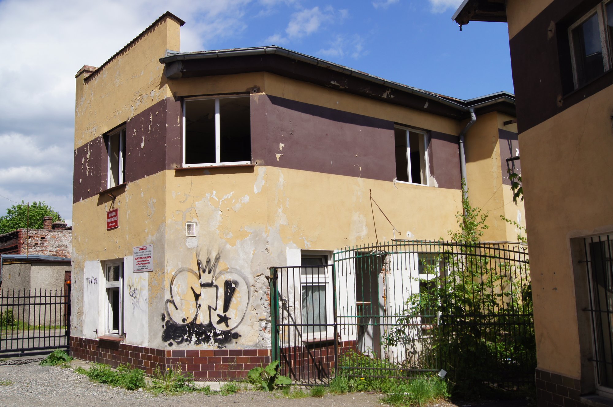 Dawny budynek biurowy na zapleczu Poczty Polskiej