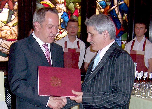 Prezes kamiennogórskiej strefy Marek Proskura (od lewej) i prezes SOPP POLSKA Waldemar Dworznik.