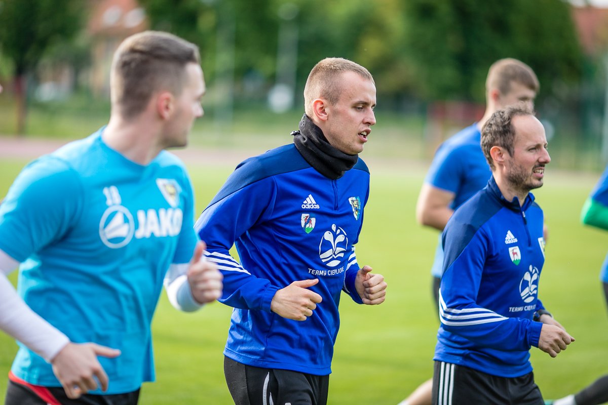 karkonosze-trenuja-przy-zotniczej-87361