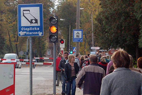 Oczekiwanie na przejazd pociągu przy ulicy Lubańskiej.