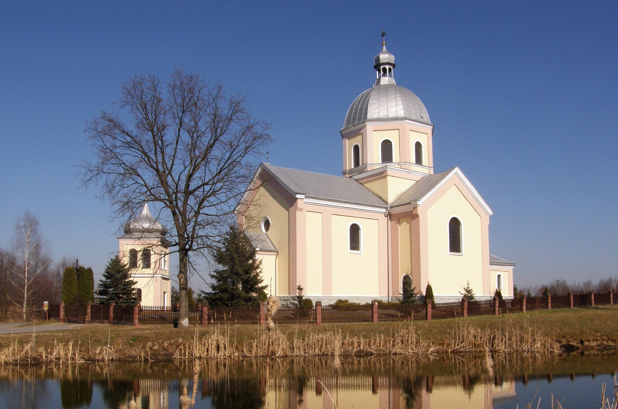 Koścół św. Apostołów Piotra i Pawła w Cieplicach, w gminie Adamówka/fot. Wikipedia