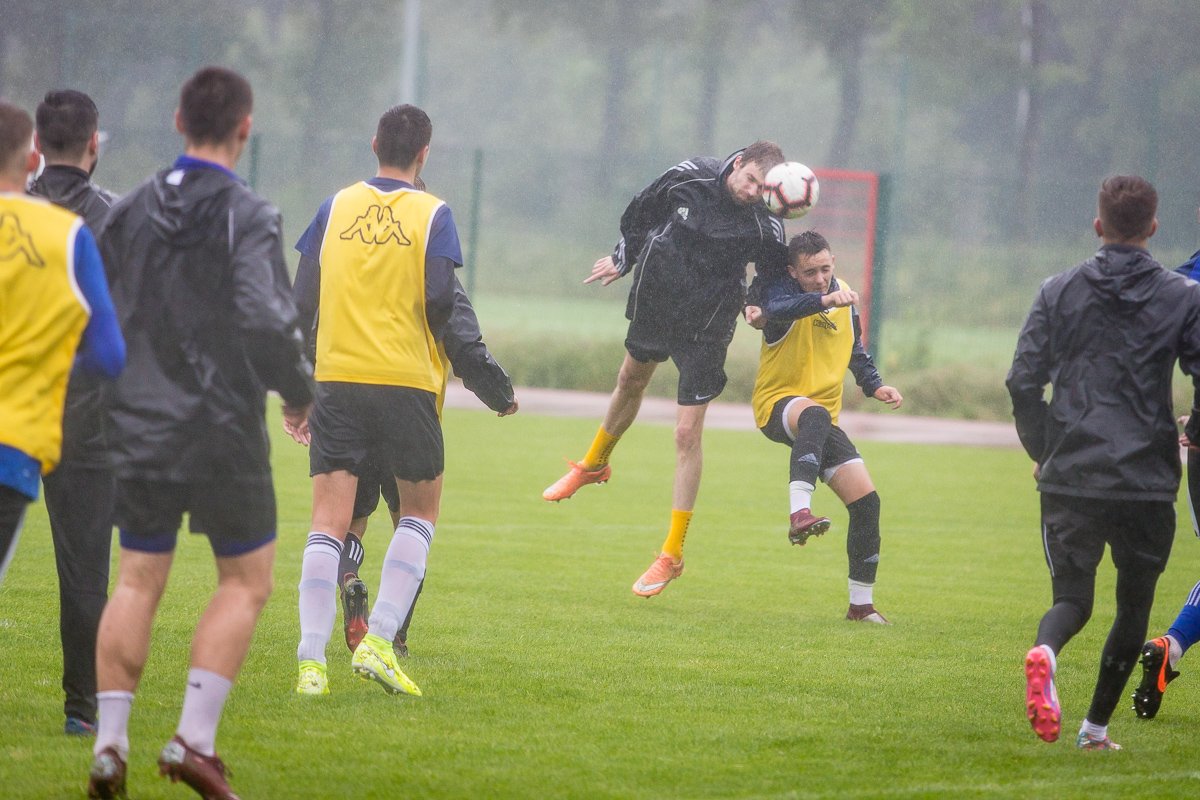 wewnetrzny-sparing-w-strugach-deszczu-87952