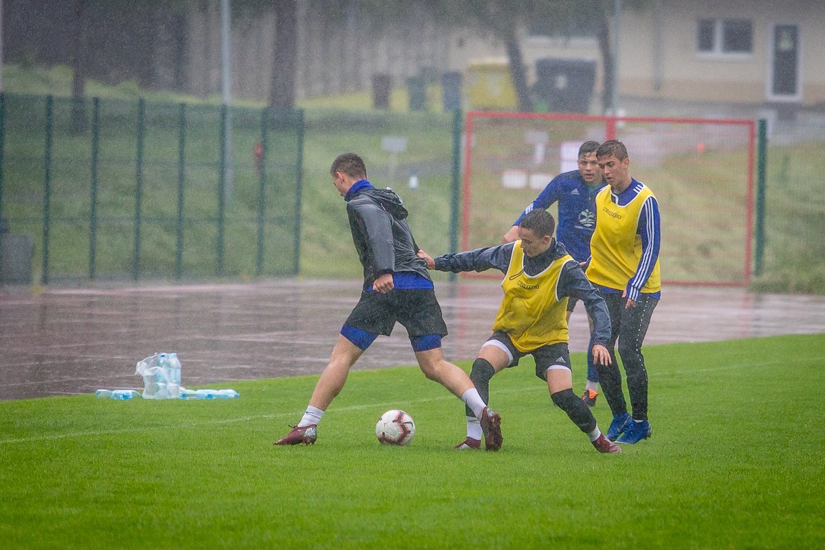 wewnetrzny-sparing-w-strugach-deszczu-87952