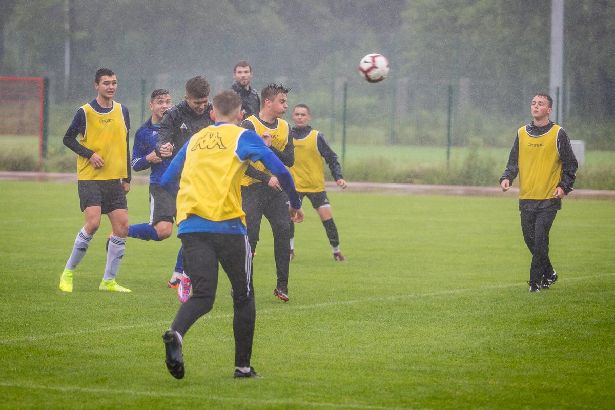 wewnetrzny-sparing-w-strugach-deszczu-87952