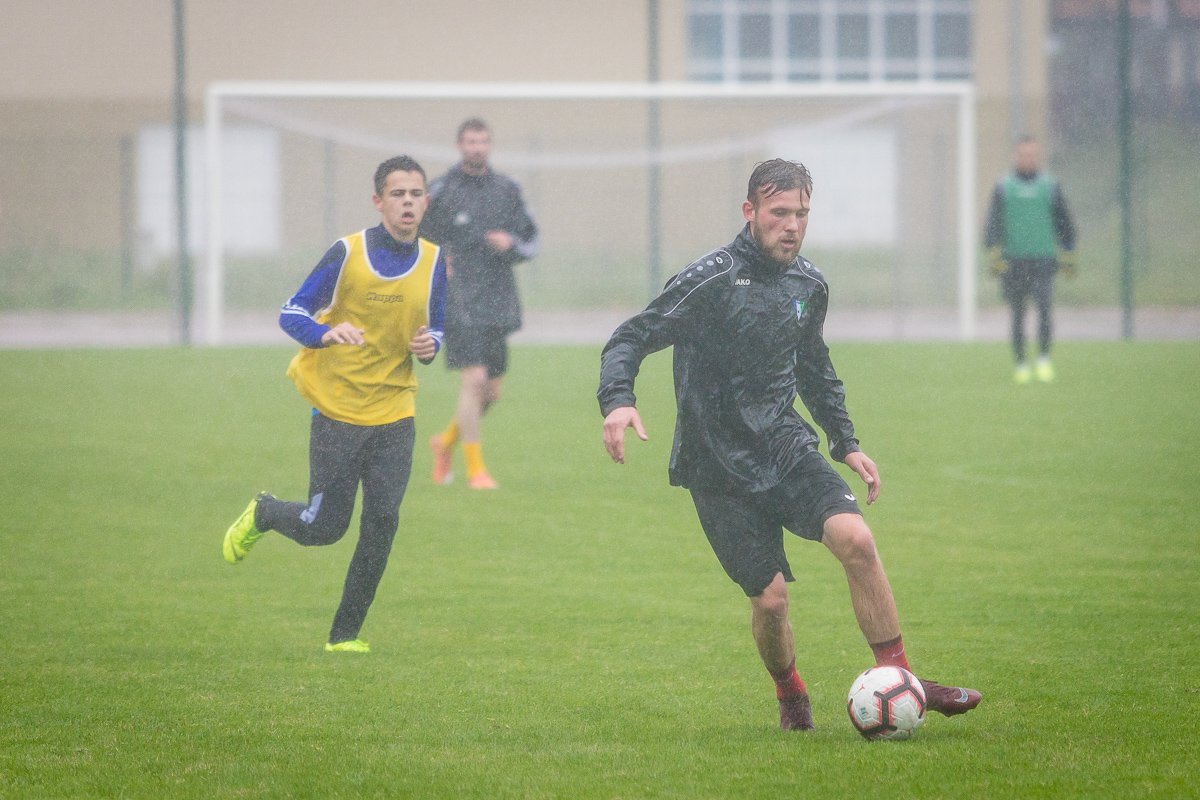 wewnetrzny-sparing-w-strugach-deszczu-87952