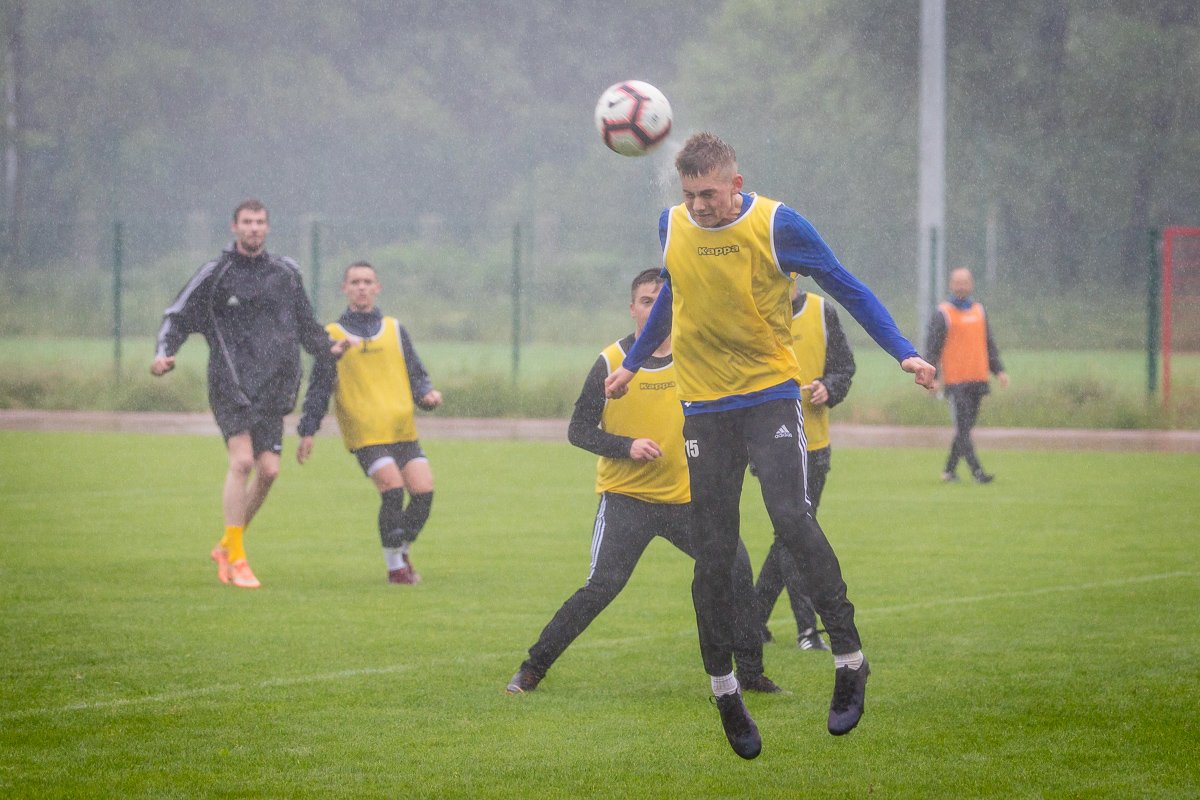 wewnetrzny-sparing-w-strugach-deszczu-87952