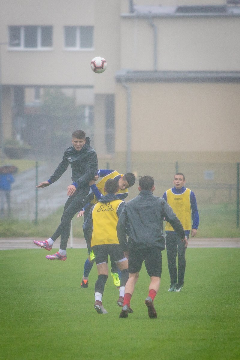 wewnetrzny-sparing-w-strugach-deszczu-87952