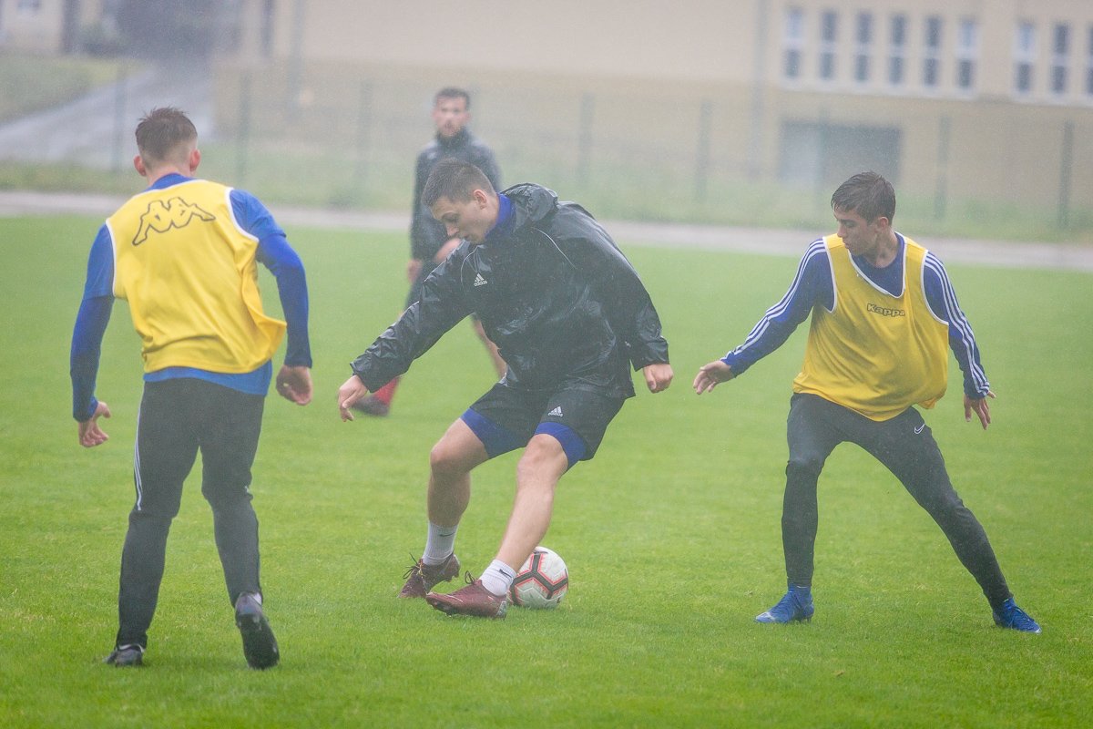 wewnetrzny-sparing-w-strugach-deszczu-87952