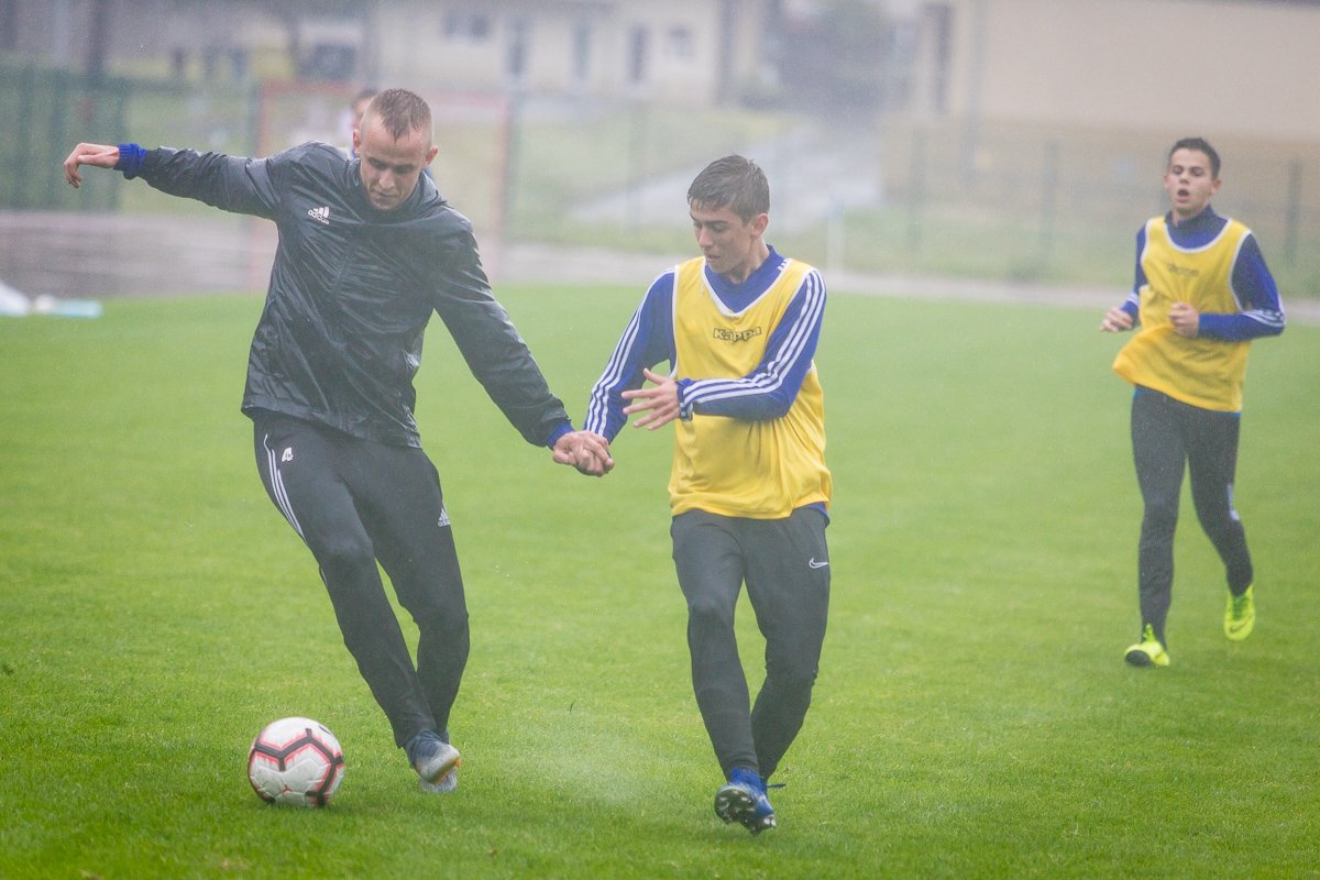 wewnetrzny-sparing-w-strugach-deszczu-87952