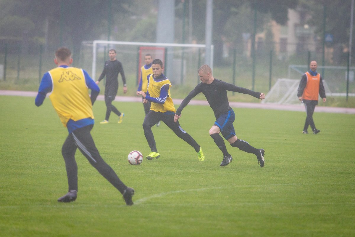wewnetrzny-sparing-w-strugach-deszczu-87952
