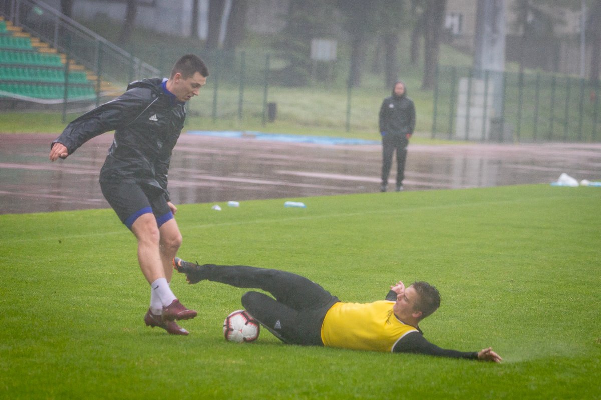 wewnetrzny-sparing-w-strugach-deszczu-87952