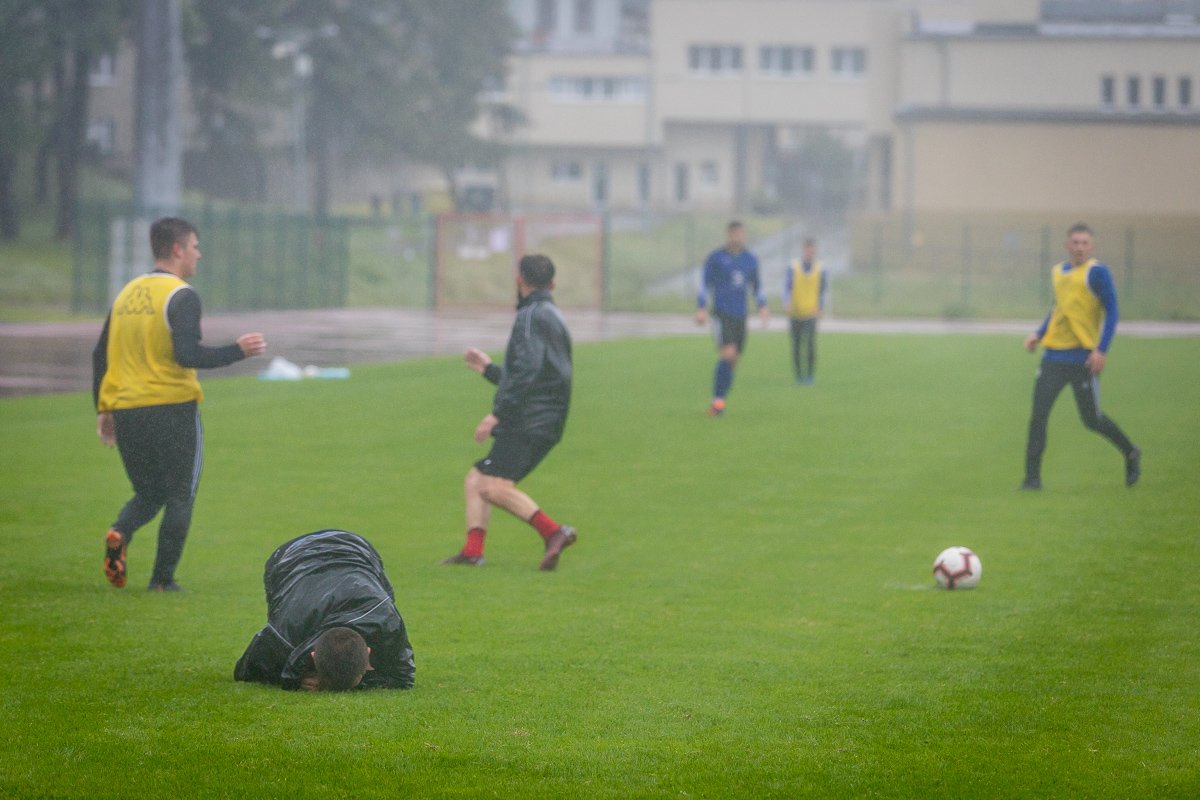 wewnetrzny-sparing-w-strugach-deszczu-87952