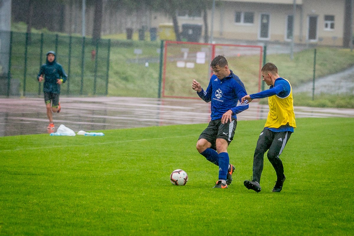 wewnetrzny-sparing-w-strugach-deszczu-87952