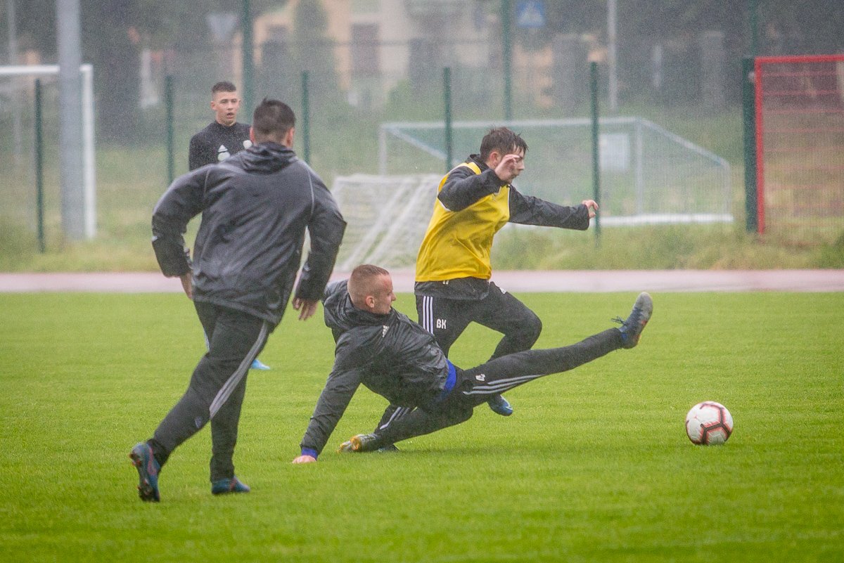 wewnetrzny-sparing-w-strugach-deszczu-87952