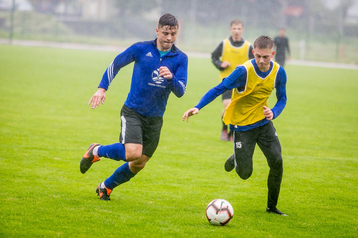 wewnetrzny-sparing-w-strugach-deszczu-87952