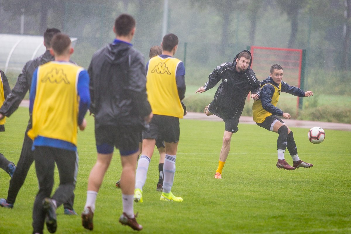 wewnetrzny-sparing-w-strugach-deszczu-87952