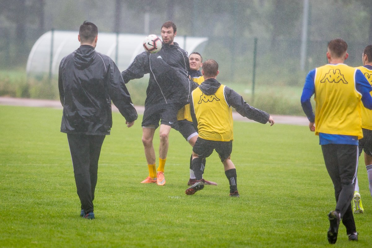 wewnetrzny-sparing-w-strugach-deszczu-87952