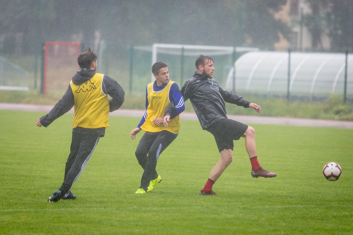 wewnetrzny-sparing-w-strugach-deszczu-87952