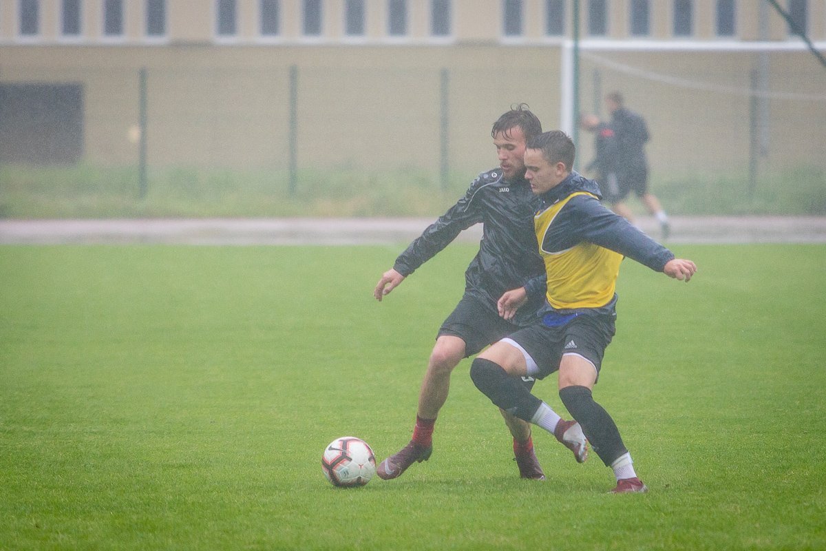 wewnetrzny-sparing-w-strugach-deszczu-87952