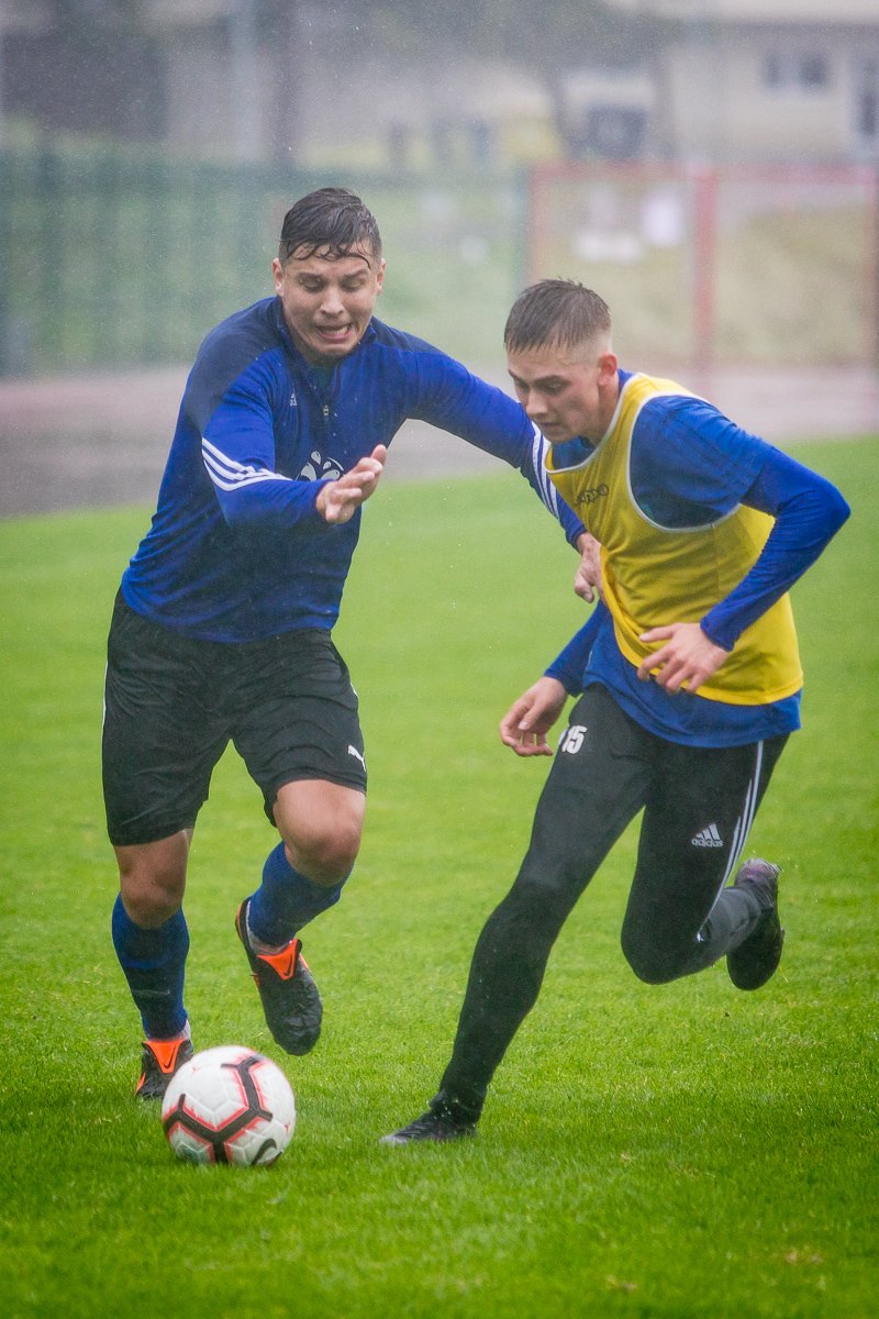 wewnetrzny-sparing-w-strugach-deszczu-87952