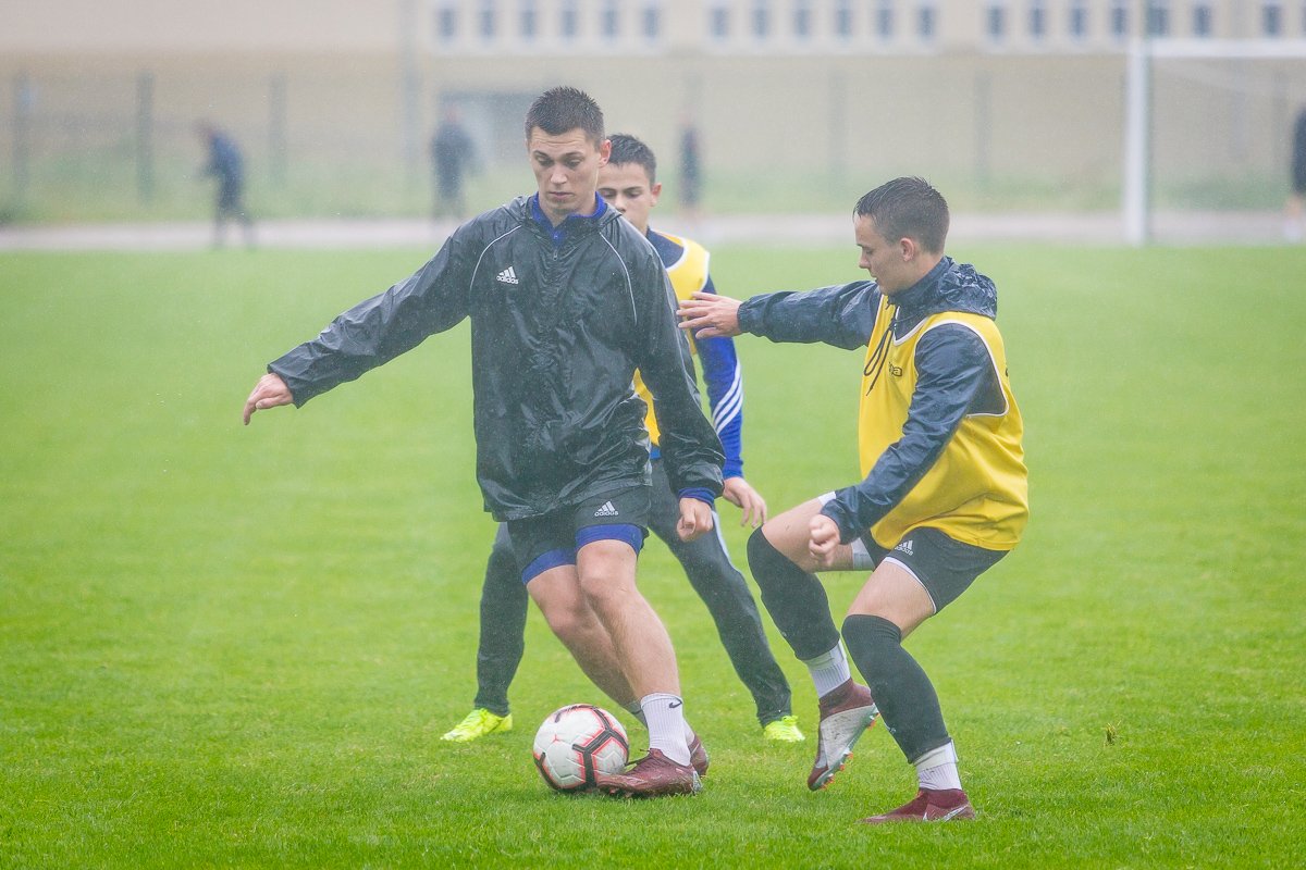 wewnetrzny-sparing-w-strugach-deszczu-87952