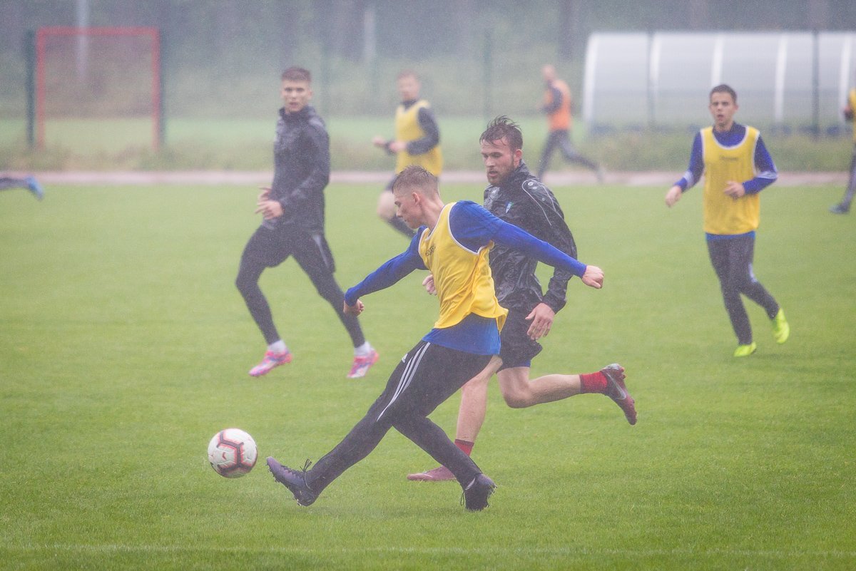 wewnetrzny-sparing-w-strugach-deszczu-87952