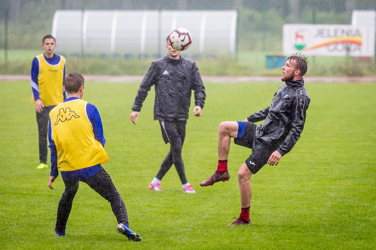 wewnetrzny-sparing-w-strugach-deszczu-87952