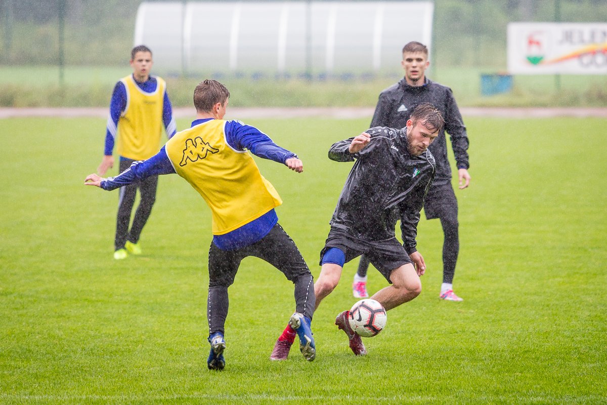 wewnetrzny-sparing-w-strugach-deszczu-87952