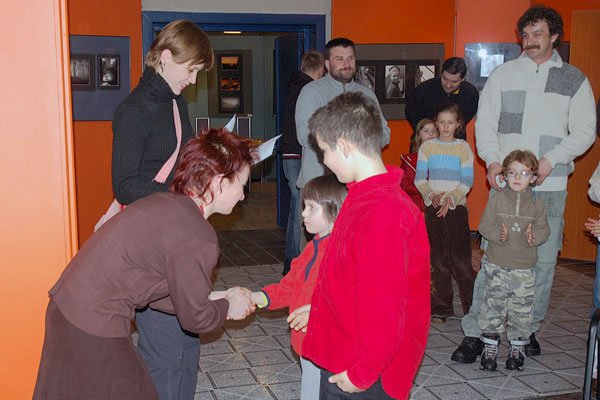 Kasia i Łukasz Mikułowie z rodzicami oraz żywą nagrodą jako uznanie plastycznego talentu dzieci.