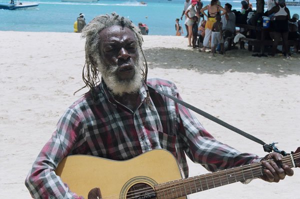 Nieco starszy Jamajczyk – plażowy wykonawca reggae. Oczywiście Bob Marley był jego uczniem...