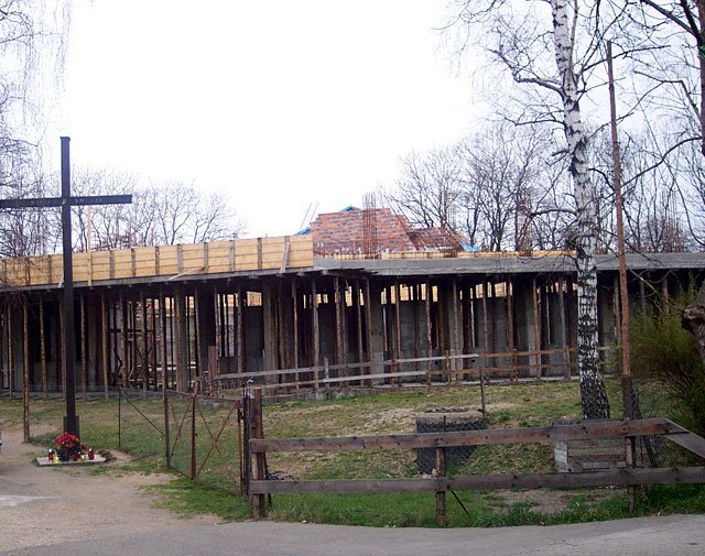 Zarysy górnego kościoła wyłaniają się znad fundamentów.