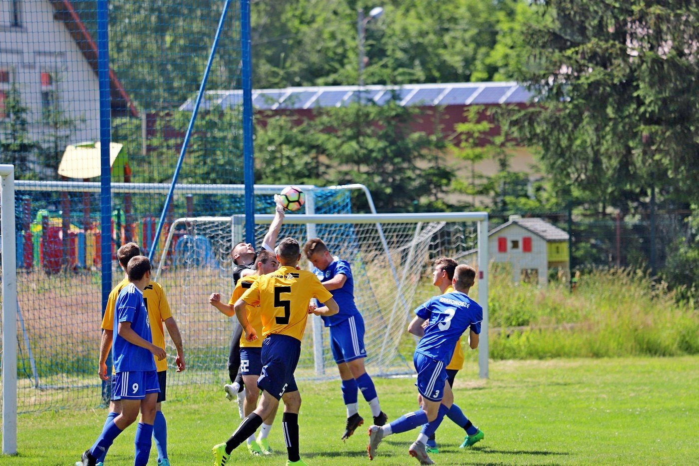 omnica-rozbita-przez-juniorow-karkonoszy-88302
