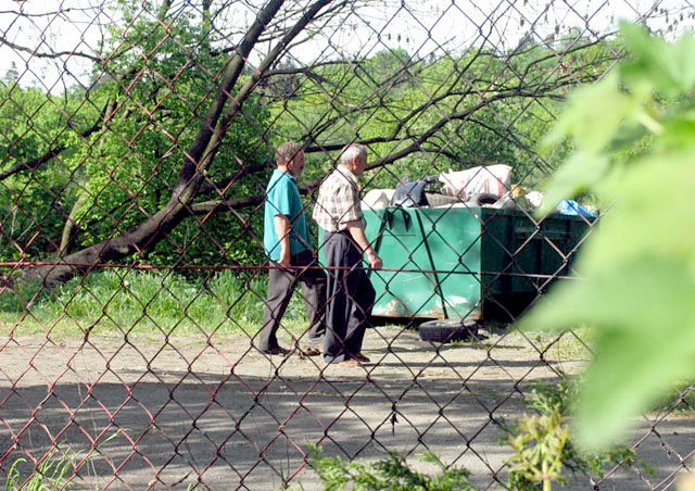 Komu się to podoba? Kontery ze śmieciami, a w tle zabytkowe zabudowania.