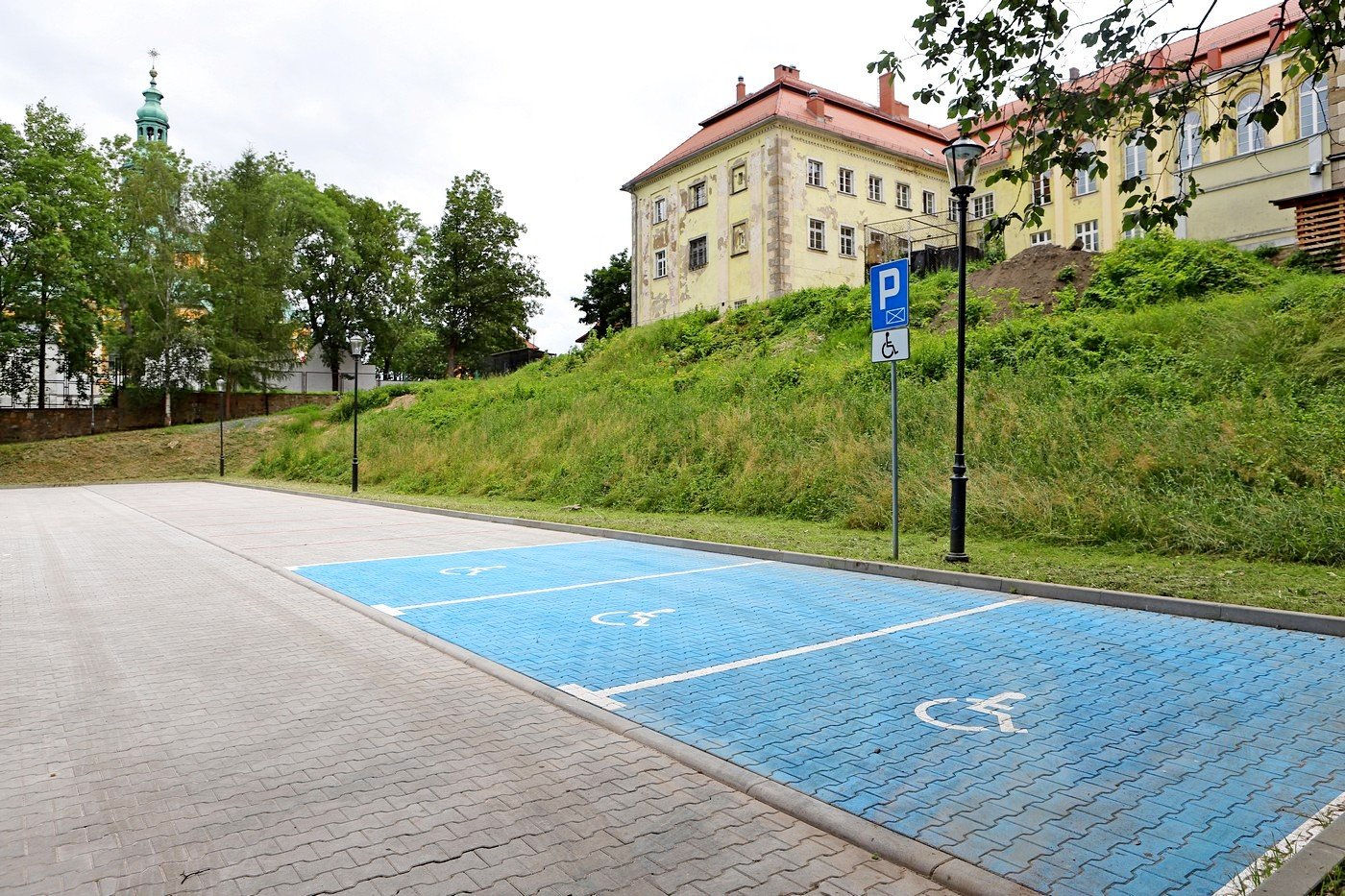 przy-handlowce-z-darmowym-parkingiem-88446