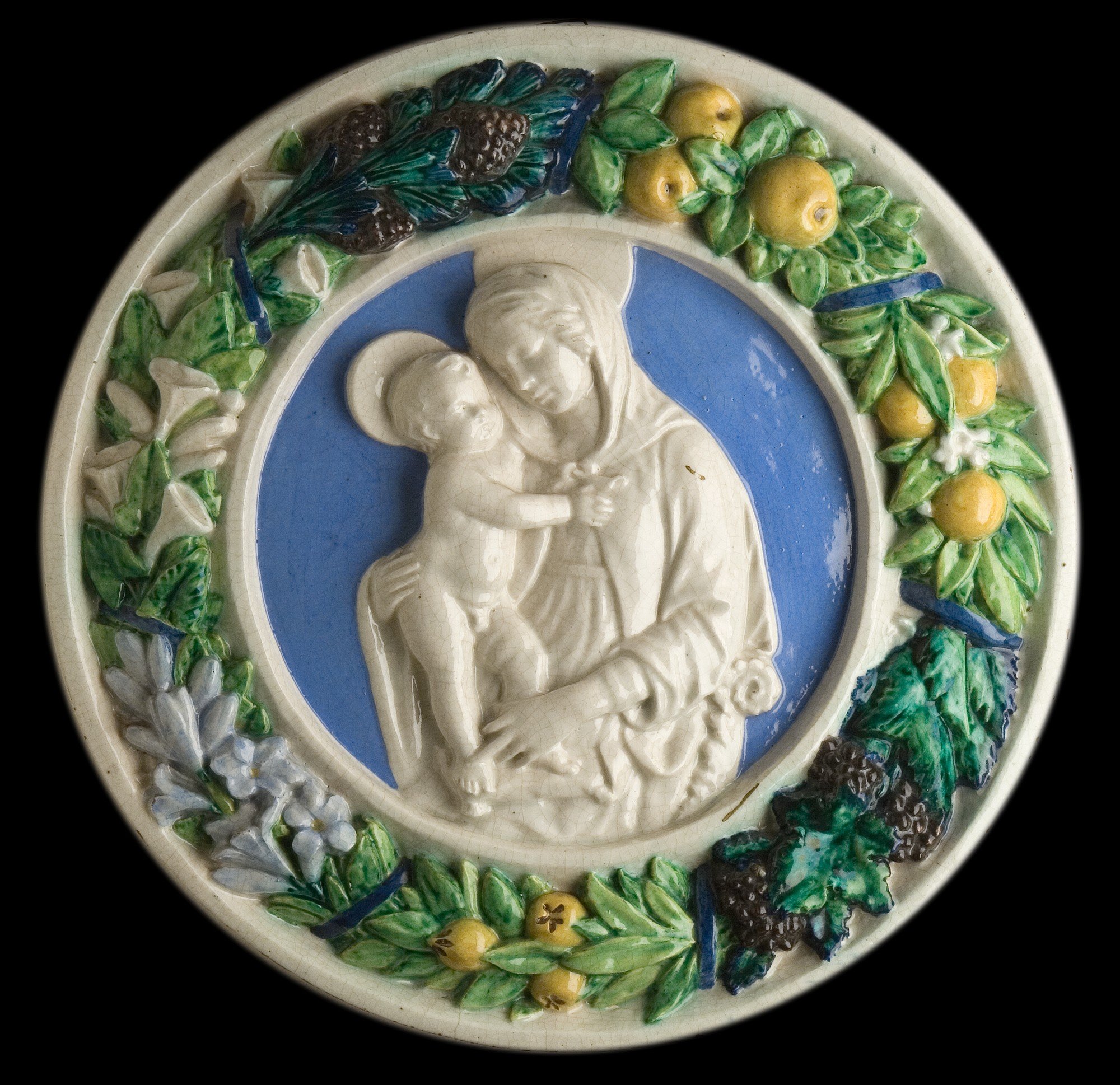 Tondo, Maria z Dzieciątkiem, wytwórnia Cantagalli we Florencji, Włochy, XIX w., majolika wzorowana na dziele z warsztatu Luki della Robbia (1399–1481) – Muzeum Narodowe we Wrocławiu