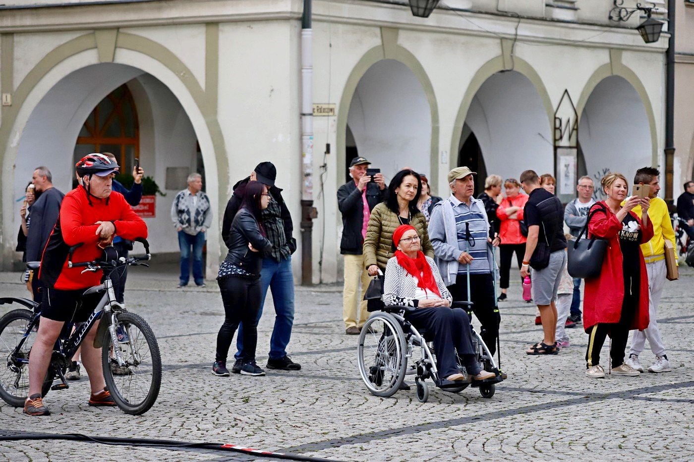 piekna-i-bestia-w-sobotni-wieczor-88641