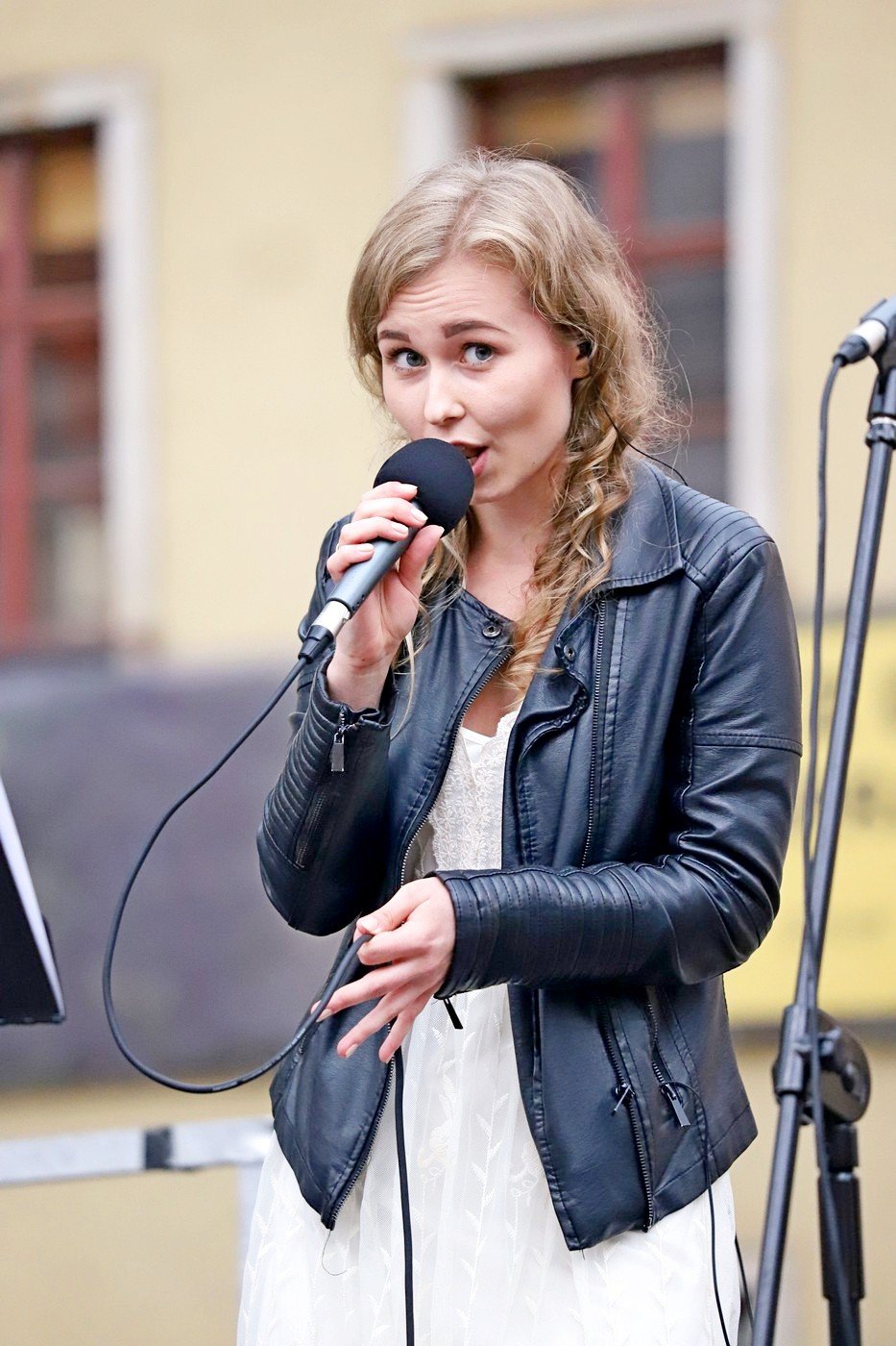 piekna-i-bestia-w-sobotni-wieczor-88641