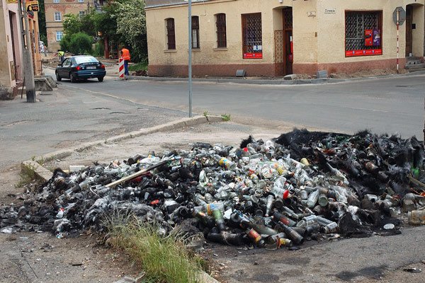 Spalone pojemniki stały blisko sklepu chemicznego.