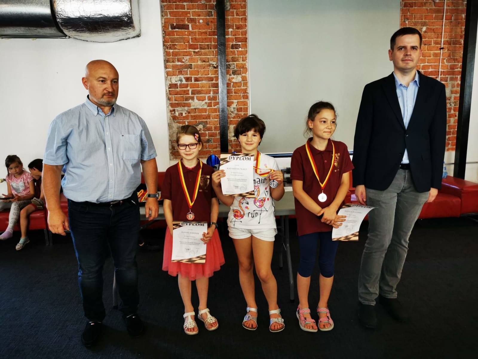 Od lewej: Robert Krasiewicz, prezes MZSzach, Joanna Ksionek (brąz), Katarzyna Tkacz (srebro), Natalia Walewska (złoto), Radosław Jedynak, prezes PZSzach GM.