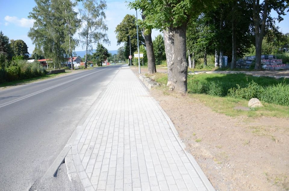 trwaja-prace-przy-budowie-chodnika-w-mirsku-89239