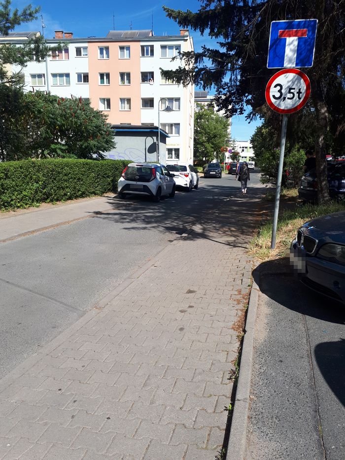 parkingi-wciaz-na-chodnikach-89389