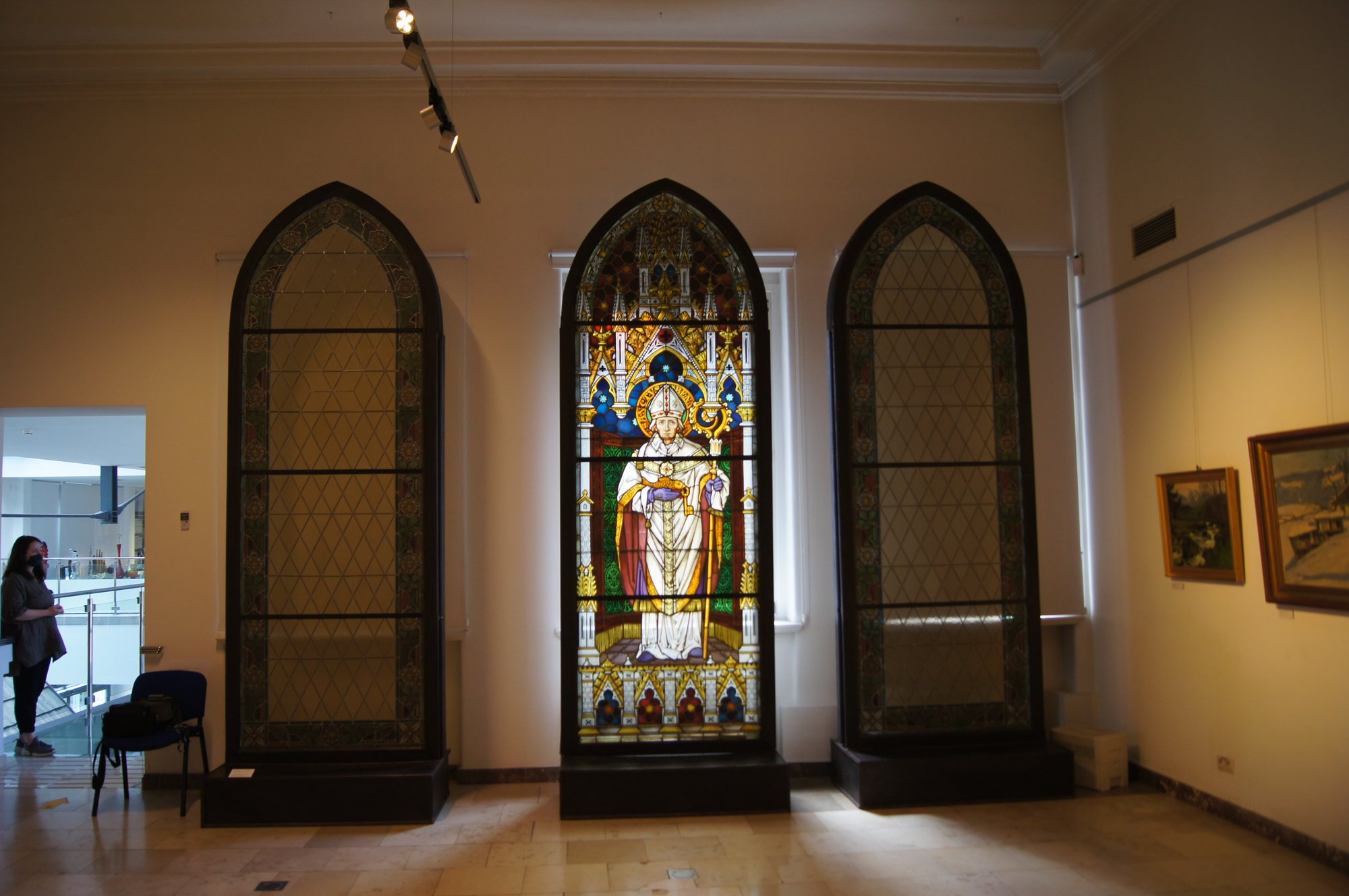 Tryptyk witrażowy w sali Muzeum Karkonoskiego
