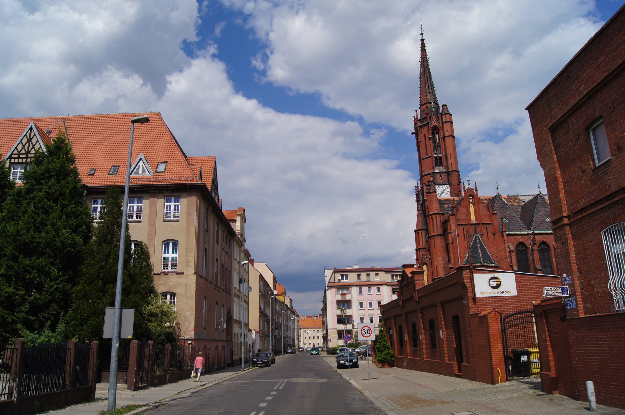 Ul. Rzemieślnicza w Legnicy, po prawej kościół Św. Trójcy